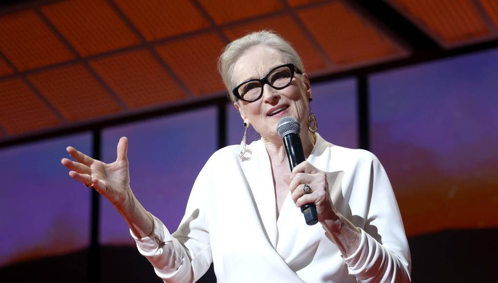 La ceremonia de apertura también tuvo otros momentos musicales, como la introducción de la maestra de ceremonias de esta edición, la actriz francesa Camille Cottin, y un homenaje especial a Greta Gerwig -presidenta del jurado que elegirá la Palma de Orode este año- con ‘Modern love’, de David Bowie, en referencia a una de las escenas más famosas de ‘Frances Ha’ (Noah Baumbach, 2012), que ella protagonizó.