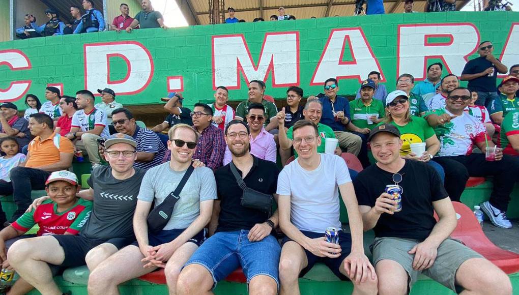 ¿Quiénes son? Ellos son europeos de los países Suiza y Alemania, quienes disfrutaron el partido entre Marathón vs Victoria en el recinto sampedrano. Incluso, uno de ellos estuvo presente en el cotejo mundialista entre Honduras y Suiza.