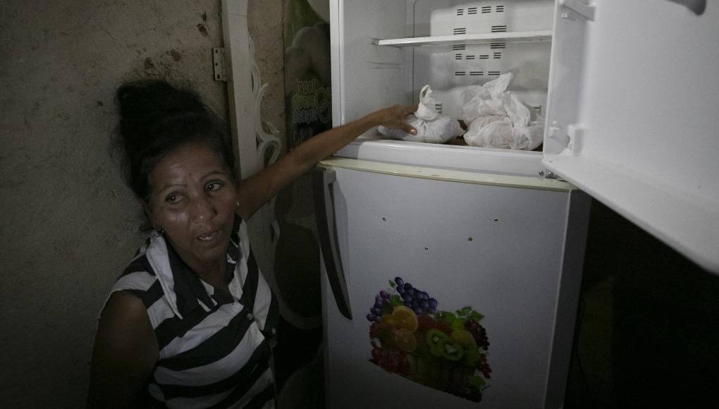 Por otro lado, en el incipiente sector privado los productos (importados) tienen precios por encima de las posibilidades de la inmensa mayoría de cubanos, como Catalina y Víctor. 