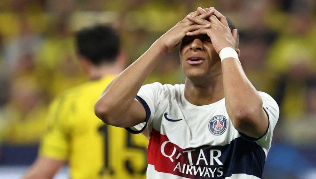 Mbappé y su lamento luego de que su remate pegó en el poste .