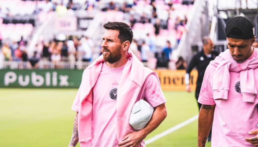 Lionel Messi, que no tuvo participación producto de una lesión, fue uno de los protagonistas de la noche al quedar en el centro de la escena .