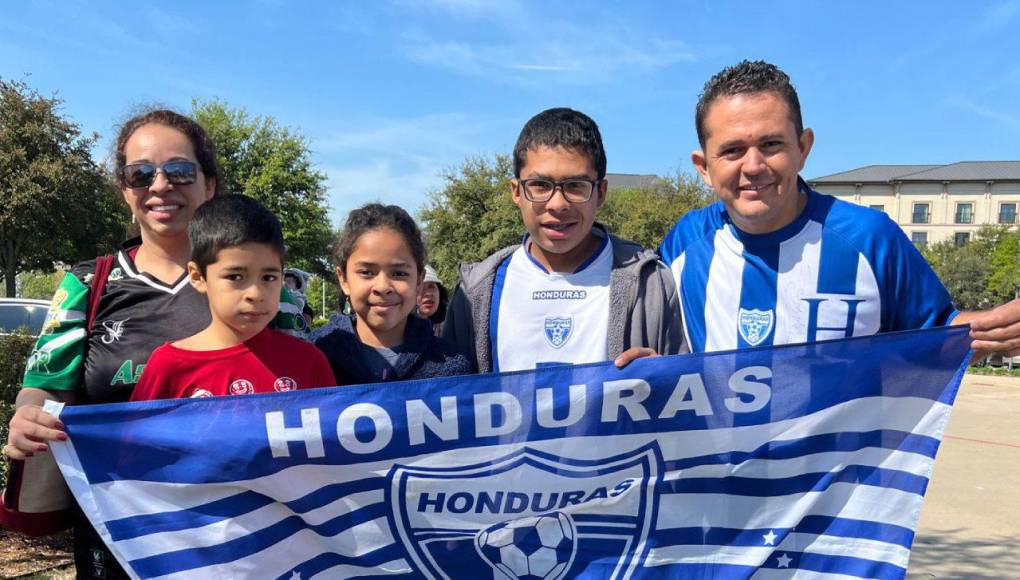 Aficionados hondureños se han instalado desde muy temprano en Texas con la ilusión de ver el triunfo de la H ante Costa Rica en el repechaje que define al clasificado a la Copa América 2024.