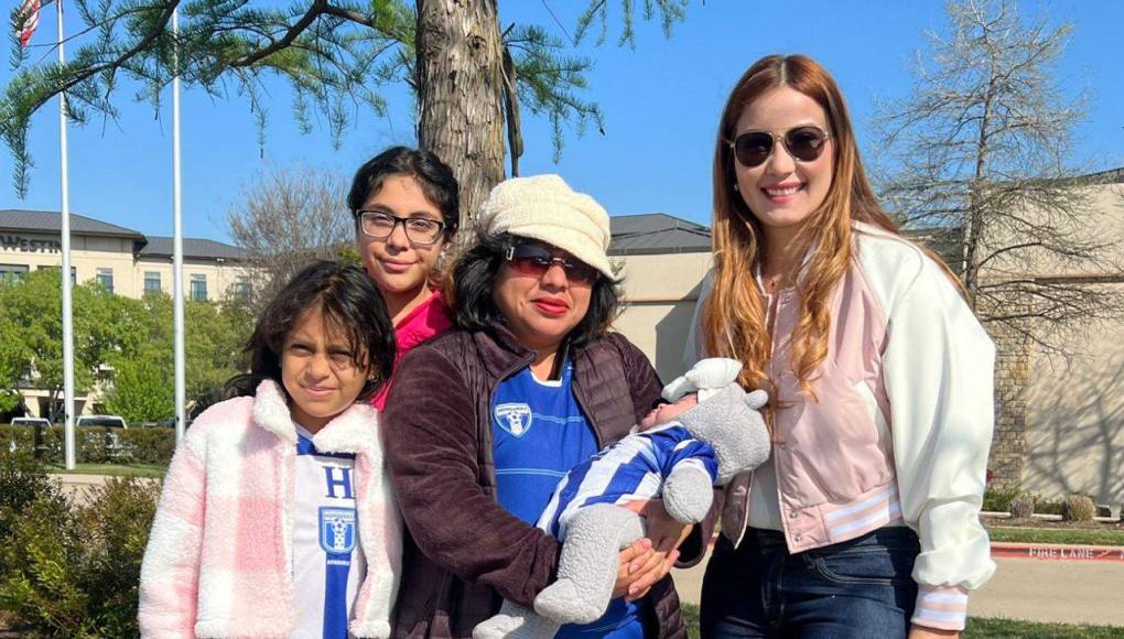 Familia hondureña con su recién nacida posaron con la periodista Jenny Fernández de Grupo OPSA.