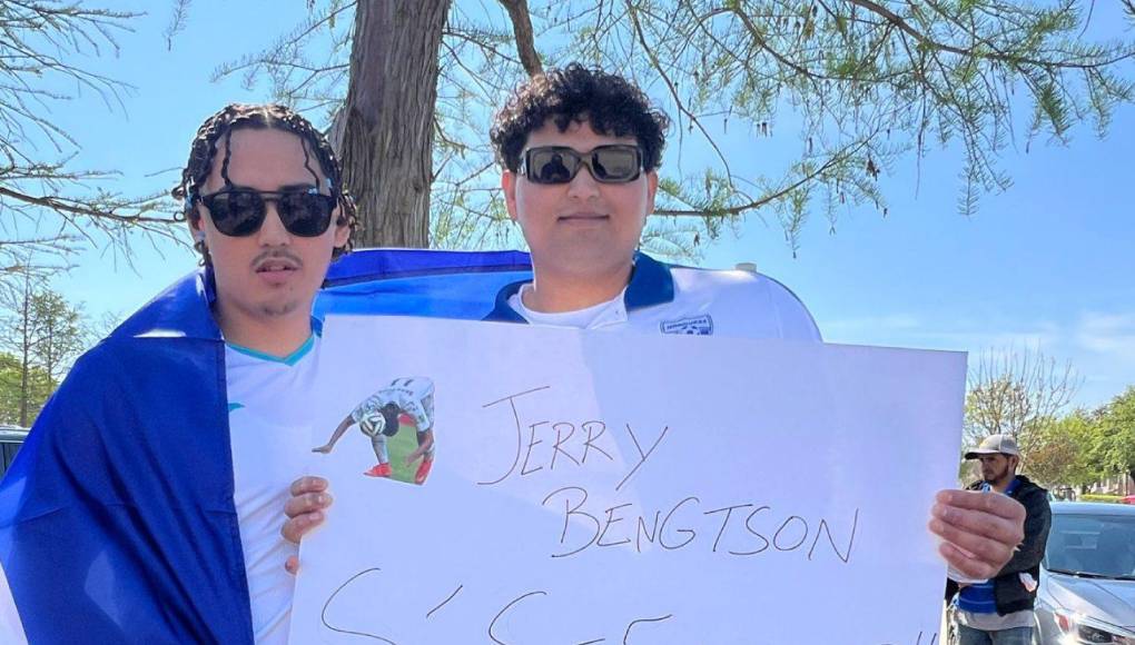 Estos dos jóvenes llegaron con una pancarta en donde le piden goles a Jerry Bengtson, uno de los delanteros de la selección de Honduras.