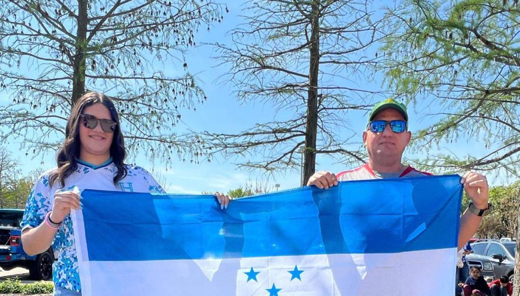 Hondureños portando de forma orgullosa la bandera de Honduras.