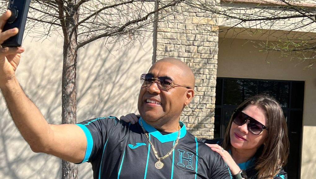 Una selfie para las redes sociales y mostrar que desde muy temprano decidieron apoyar a la selección de Honduras.