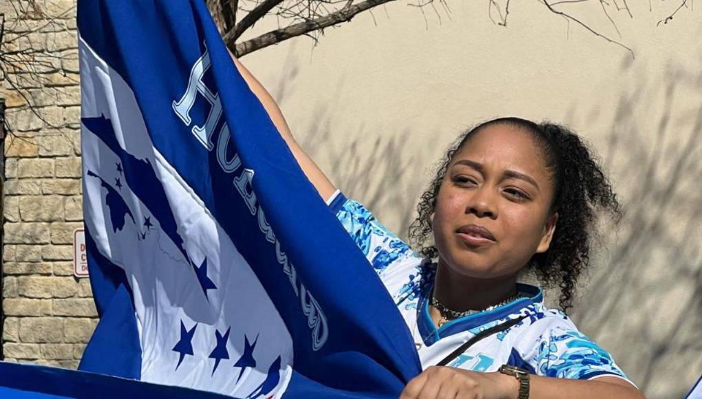 Una de las muchas chicas hondureñas que ha llegado con la ilusión de ver el triunfo de la Selección de Honduras.