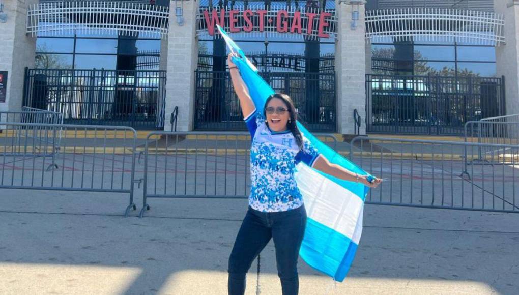 Una de las bellas catrachas que se instaló desde muy temprano al recinto deportivo de la batalla que sostendrán Honduras y Costa Rica.