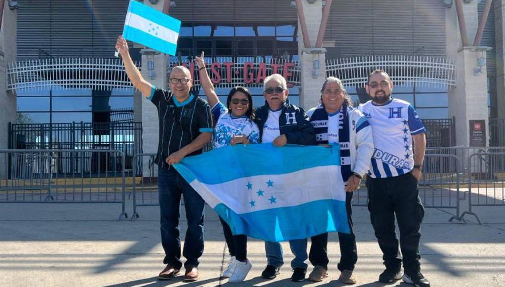 La afición llegó desde muy temprano al Toyota Stadium, escenario deportivo del duelo Honduras vs Costa Rica.