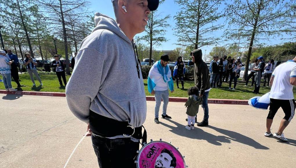 Uno de los integrantes del Banderazo junto a su respectivo tambor con la imagen de Messi.