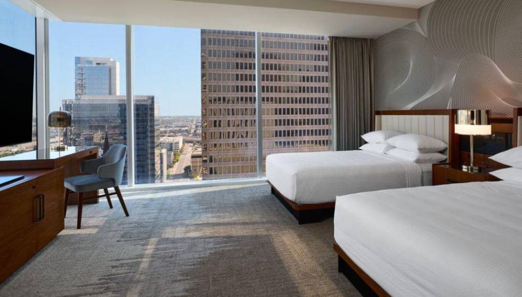 El hotel cuenta con lujosas habitaciones, salones amplios, tres restaurantes, bares y un café dentro de las instalaciones. 