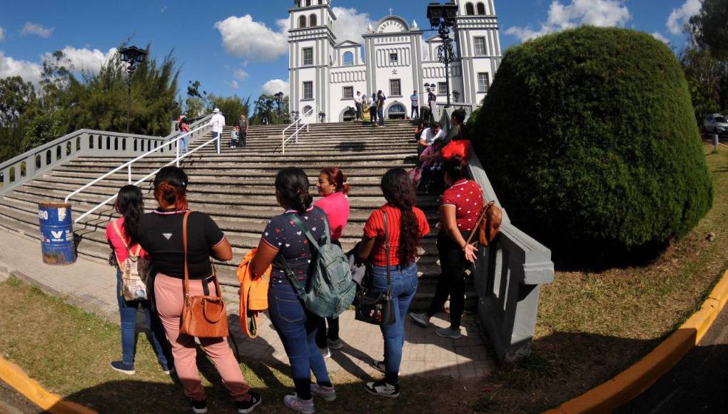 Esta basílica se ha convertido en un lugar de peregrinación y devoción, atrayendo a fieles de toda Honduras y más allá.