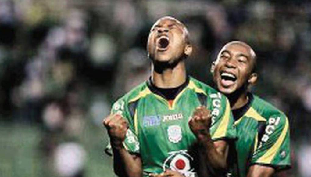 Llegó al Marathón en el 2008, a punta de goles logró ganarse un espacio en el corazón de la afición verdolaga. El tico fue campeón en una ocasión con los verdes