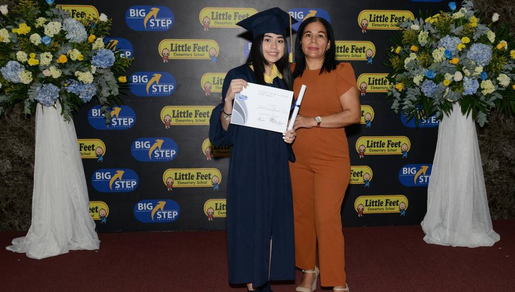 Daniela Hernández en compañía de su mamá