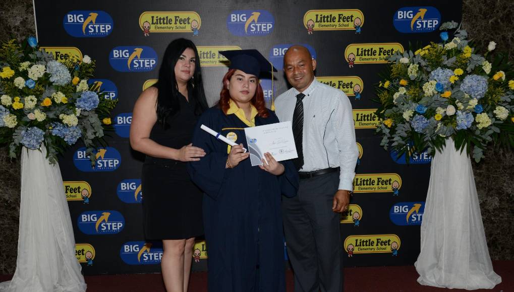 Alison Elvir asistió acompañada de sus padres