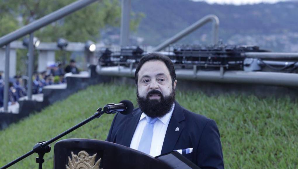 ”Yo tampoco opino sobre lo que ocurre en otros países”, justificó Redondo. 