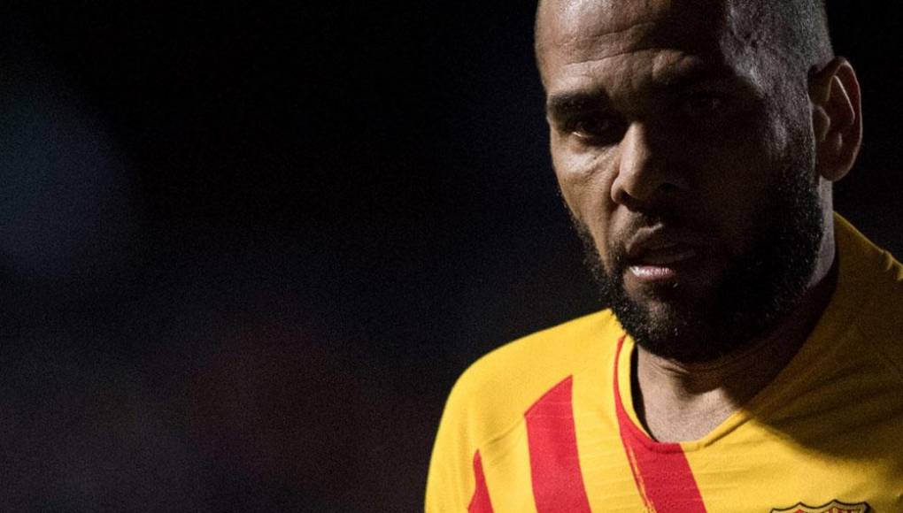 El FC Barcelona le ha retirado a Dani Alves, que recientemente fue condenado a cuatro años y medios de cárcel por agresión sexual, su condición de leyenda del club.