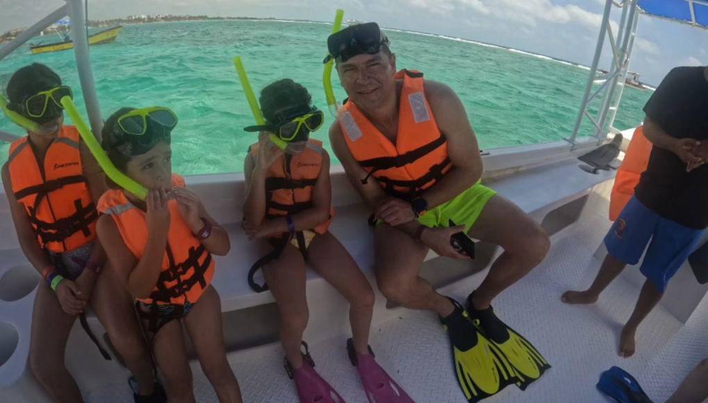 Familia de Bracamontes durante su paseo por lancha previo a realizar el esnórquel en la isla.