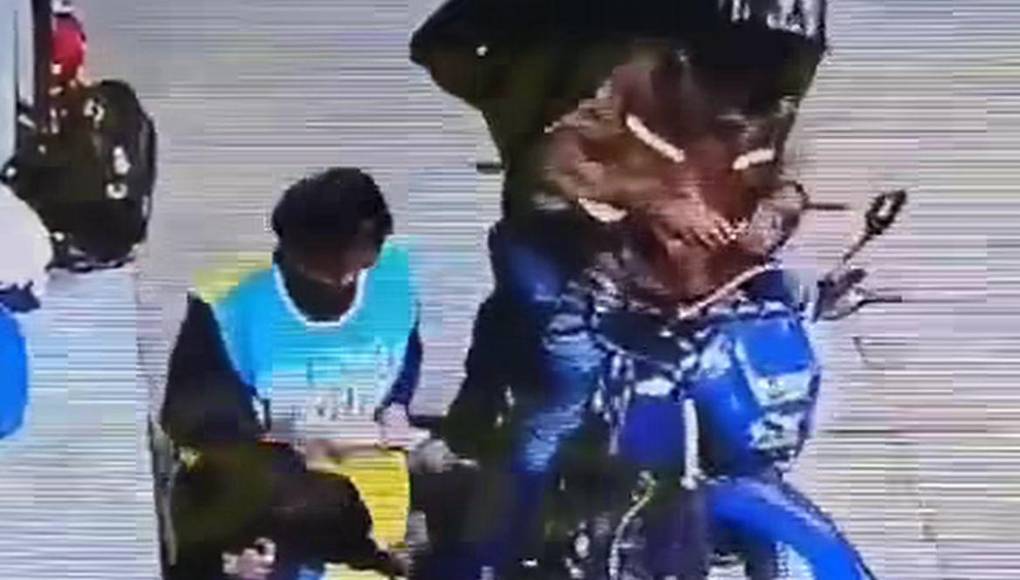 La joven se habría negado a entregar el dinero y vilmente el asaltante le disparó a quemarropa. 