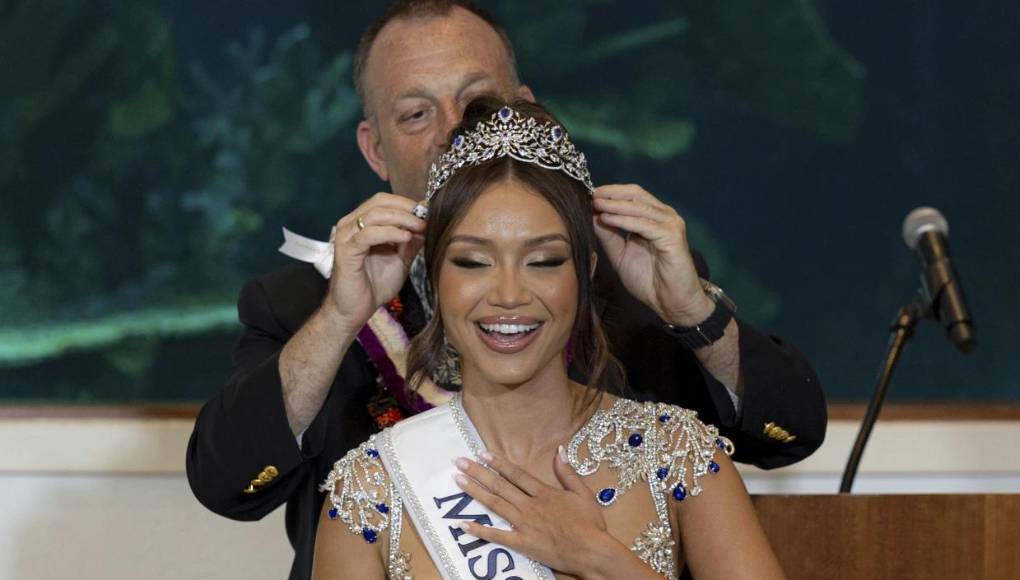 Nacida y criada en la isla de Maui, Gankiewicz es una modelo que dirige una organización benéfica de empoderamiento femenino. Gankiewicz, quien fue la primera finalista en el certamen en septiembre pasado, aceptó el título el miércoles durante una coronación especial a la que asistió el gobernador de Hawái, Josh Green, informó Hawaii News Now. Ostentará el título hasta agosto.