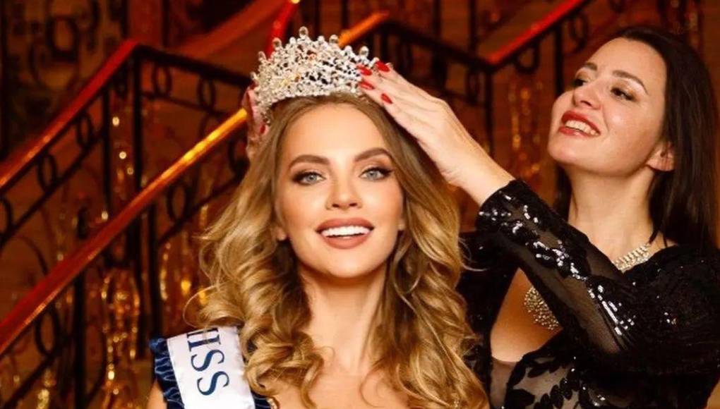 Por cierto, Kate Alexeeva, anunció a través de redes sociales, que no podrá asistir por motivos de salud, luego de dar positivo de covid. “Me veo obligada a revocar mi participación en Miss Universo este año. Todavía no puedo creer que esté diciendo esto. Esta decisión se toma porque mi salud y la salud de otras concursantes y sus familias es una prioridad”, expresó.