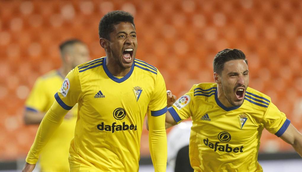 Con el Cádiz juega 121 partidos, 31 de ellos en segunda división, anotando 21 goles, 10 en la competencia de plata. Disputó tres partidos en la Copa del Rey sin anotar.