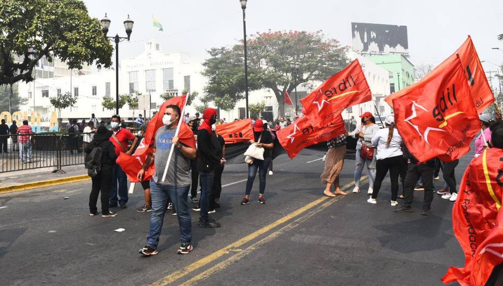 A consecuencia del humo en el aire, el aeropuerto Ramón Villeda Morales está sin operar desde ayer, porque la pista de aterrizaje no se puede ver desde el cielo.