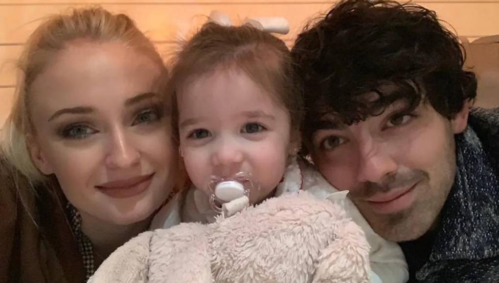 La actriz también reflexionó sobre el papel que desempeñaba como esposa de una estrella de los Jonas Brothers. “Había mucha atención sobre los tres hermanos y sus esposas. Y es eso, siempre nos llamaban las esposas. Y yo lo odiaba. Era un sentimiento de ‘más uno’.