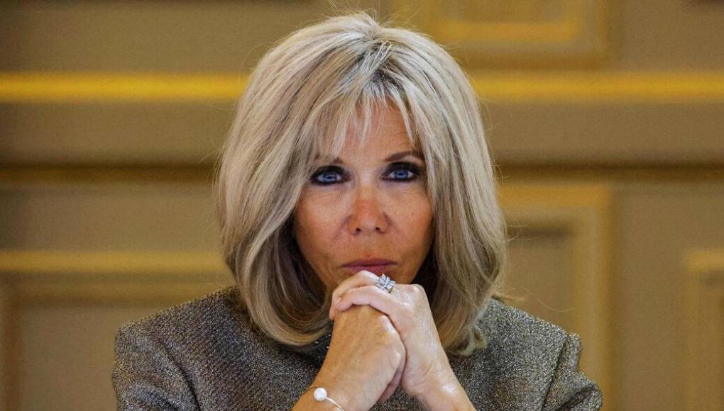 Estas teorías aseguran además que un inmenso complot buscaría esconder el cambio de estado civil e incluso acusan de pederastia a <b>Brigitte</b> Macron, de 70 años.