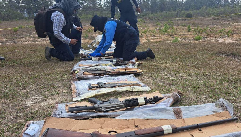 Lo destruido incluye: 14 fusiles de asalto, uno de ellos con lanza granada de 40 mm integrado.