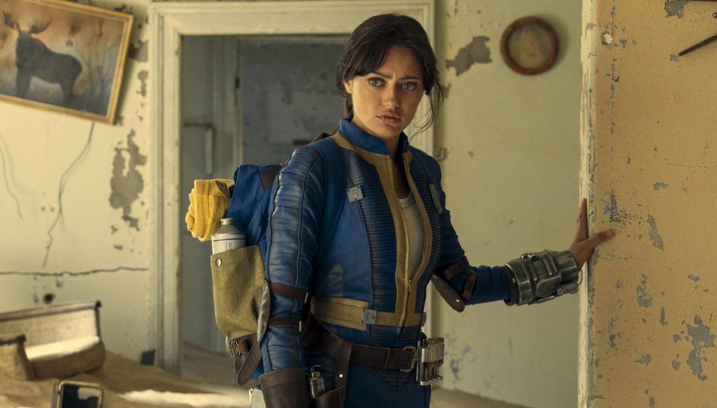 <b>Ella Purnell es Lucy</b><br /><br />La actriz de “Yellowjackets” es la heroína protagonista de “Fallout”. Su personaje, Lucy, es una habitante de la Bóveda 33 que decide abandonar la seguridad de su hogar para aventurarse en el mundo exterior. Su viaje la lleva a explorar una ciudad devastada, poblada por peligrosas facciones y criaturas mutantes, donde cada decisión puede significar la diferencia entre la vida y la muerte. Purnell se sumerge en este desafiante papel con su característico talento y carisma, dando vida a un personaje complejo y fascinante que cautivará al público desde el primer momento. 