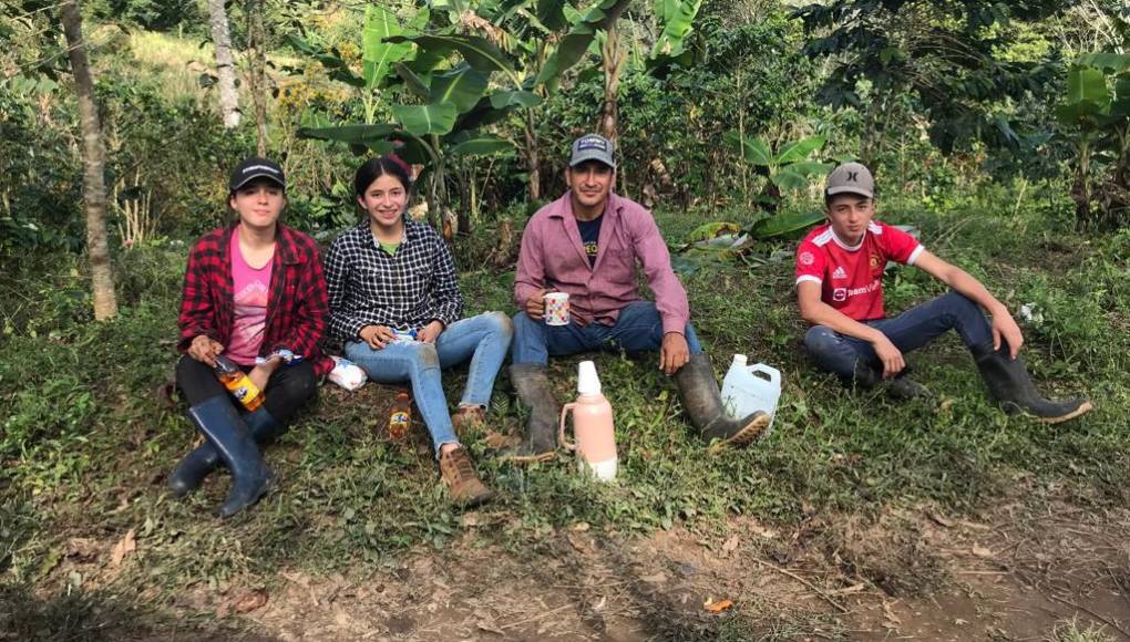 <b>Dulce María piensa en matricularse en la carrera de Ingeniería Agrónoma, ya que ama el campo y los procesos relacionados a la tierra, la siembra y la producción. Su familia tiene una pequeña finca de café y ama internarse en ella y cortar los granos del aromático.</b>