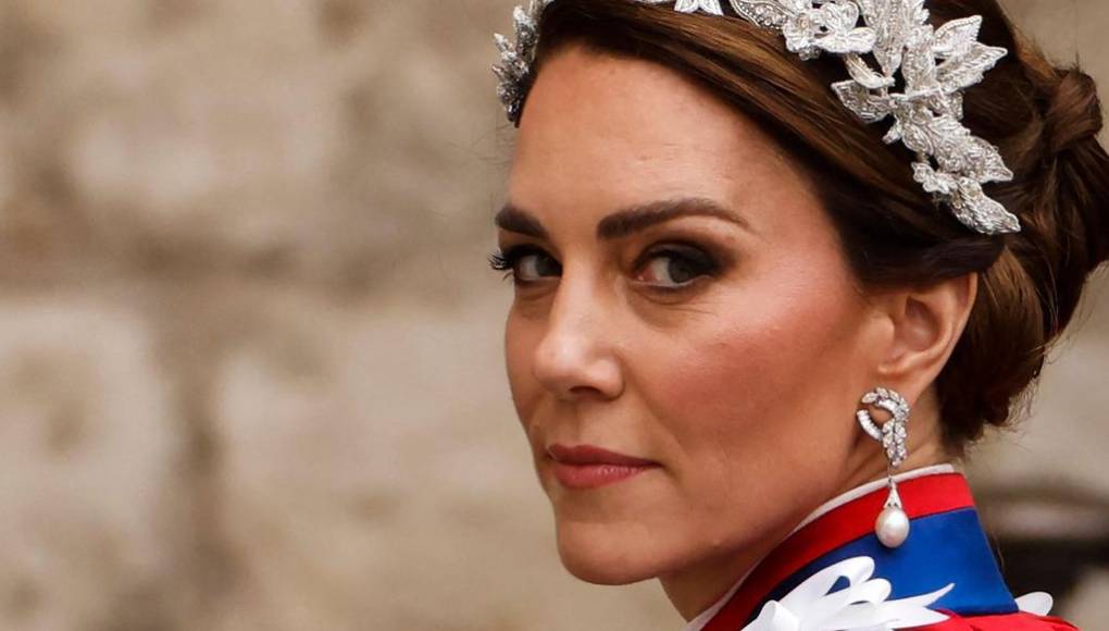 Ahora su regreso coincide con el escándalo suscitada por la polémica por una foto retocada que la princesa de Gales, Kate, publicó en su cuenta de X en motivo del Día de la Madre.