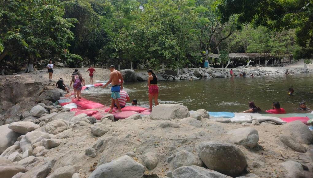 En Jueves Santo la afluencia de personas bajo igual que la temperatura en San Pedro Sula. Los operativos se intensifican mañana en los establecimientos de bebidas alcohólicas, como supermercados, billares, gasolineras, entre otros, en cumplimiento a la ordenanza de la Ley Seca, aprobada por la Corporación Municipal