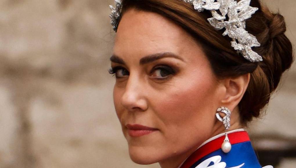 La publicación especializada estadounidense Entertainment Tonight publicó el lunes una foto de la princesa dentro de un auto conducido por su madre.