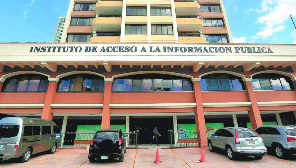 Cada ministro cobra un salario mensual que no es igual para todos, oscilando entre 90,000 y 111,200 lempiras, según información publicada en el portal de transparencia de cada secretaría de estado y recopilada por el <b>Instituto de Acceso a la Información Pública (IAIP)</b>.