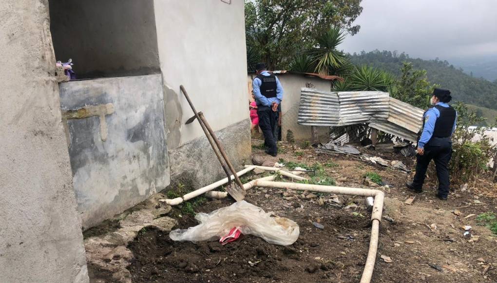 Agentes policiales y del MP confirmaron que en medio de una sábana y enterrado se encontraba el cuerpo en estado de putrefacción de un bebé cuyo tiempo de nacido no fue precisado.