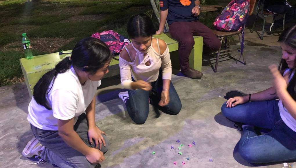 Los famosos yaxes eran los favoritos entre las niñas. En muchos lugares se sustituían los yaxes de fábrica por piedras y una pelota de plástico pequeña, generalmente obtenida de los desodorantes.