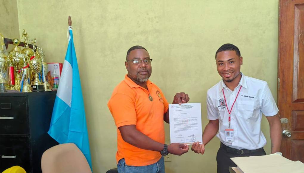 Sony Russell Álvarez (izquierda), director del Irpo, sueña con tener un puente peatonal para que los estudiantes no tengan que hacer uso de las lanchas. “Ya que esto genera gastos a los padres de familia”, indicó.