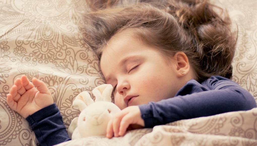 Mejor sueño, menos rebeldía por estrés en niños