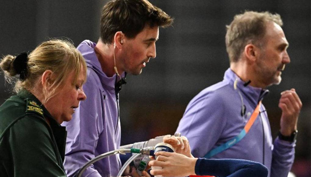 La competencia se vio obligada a una pausa de quince minutos, permitiendo que Chevrier fuera evacuada del recinto en camilla y trasladada a un hospital de Glasgow para recibir el tratamiento ortopédico necesario.