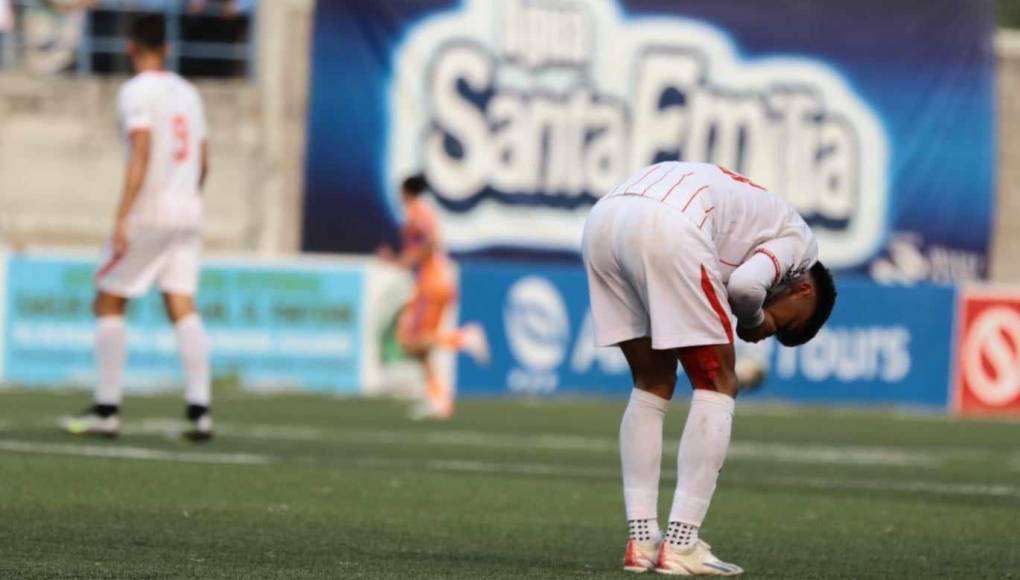 Carlos Róchez liquidó al Vida y el conjunto cocotero ahora jugará en la Segunda División del fútbol hondureño. 