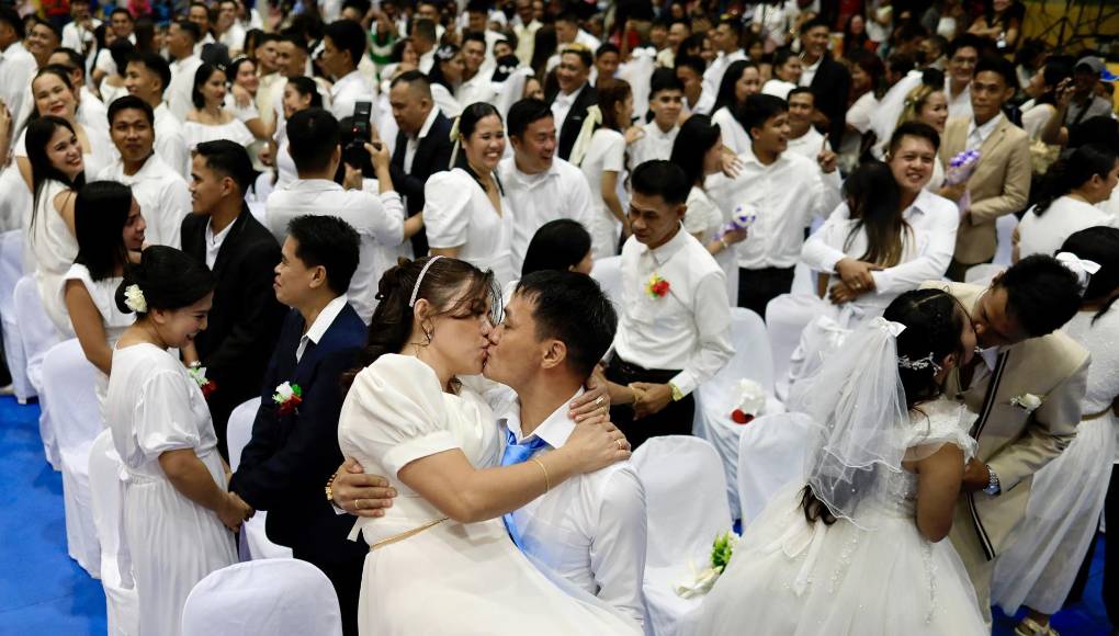 Una boda masiva se celebró hoy en Filipinas, con más de medio centenar de parejas que se casaron de forma simultánea en la localidad de San Juan, dentro de la aglomeración de Manil 