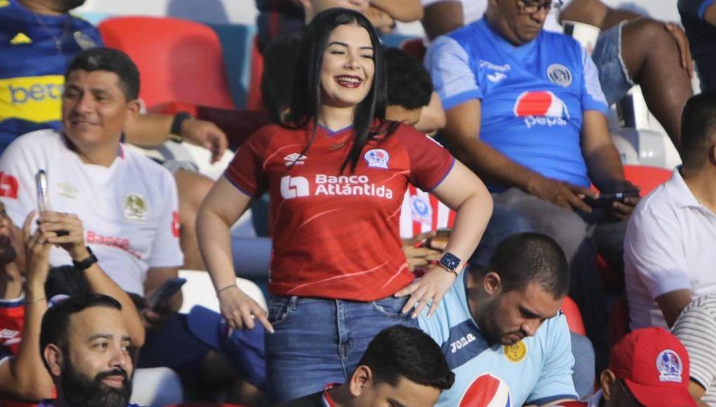 Novia de Auzmendi cautiva, derroche de bellezas y ambientazo en el Motagua-Olimpia