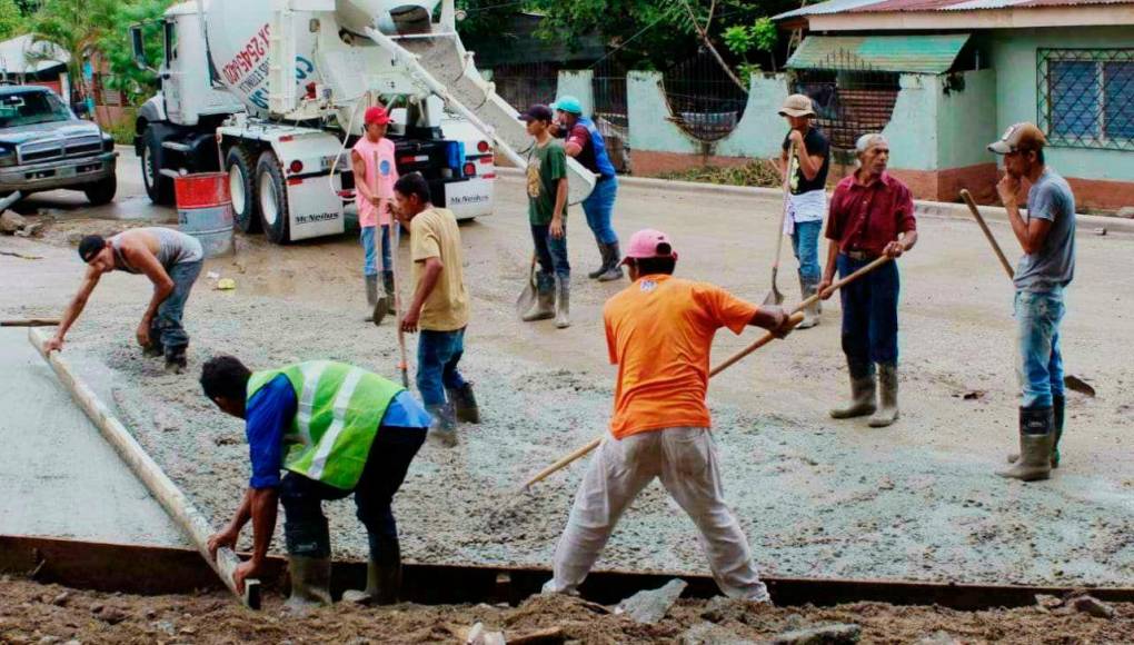 Después de 55 años, vecinos verán pavimentada la quinta calle de Chamelecón