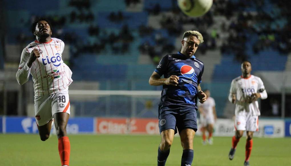 Auzmendi fue reemplazado por Diego Vázquez y evidenció su molestia ya que se fue en blanco.