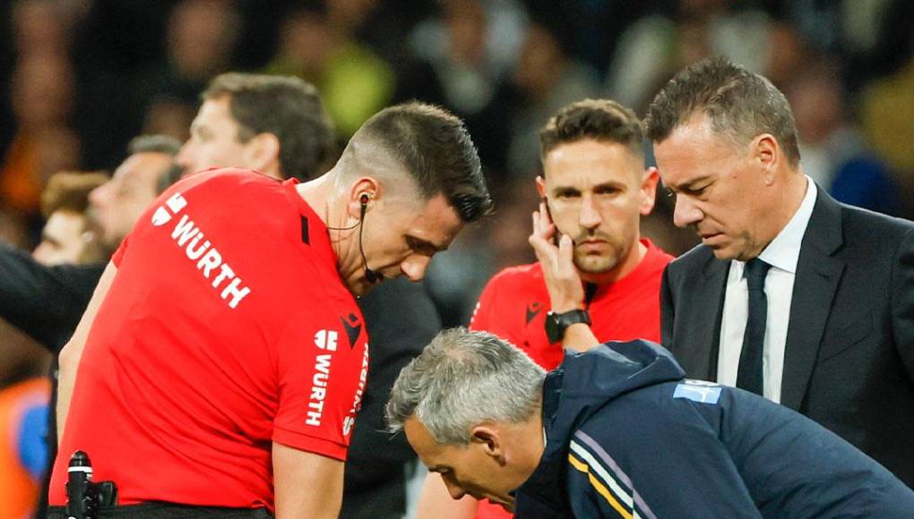 Se dio un caso poco habitual que el titular del equipo arbitral, Díaz de Mera, se lesionó en el Bernabéu y tuvo que ser sustituido. La curiosa situación abriría una posibilidad de reclamación por parte del equipo andaluz, que podría reclamar la repetición de los minutos finales del encuentro.