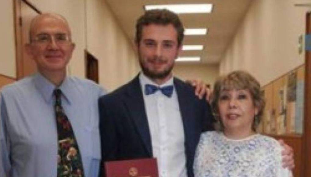 “Estoy haciendo la vida del jubilado acá, es bien tranquilo todo y bueno, para mí es fundamental ver el crecimiento de mi hijo”, dijo Agnesi en charla con Diario Diez . En la imagen junto a su esposa e hijo.