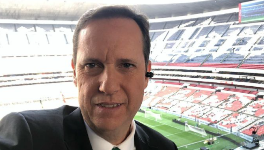 A pesar de la sorpresa que causó la noticia en las redes sociales, Paco Villa aseguró que no ve nada de malo en su relación y que su matrimonio ha sido muy feliz.