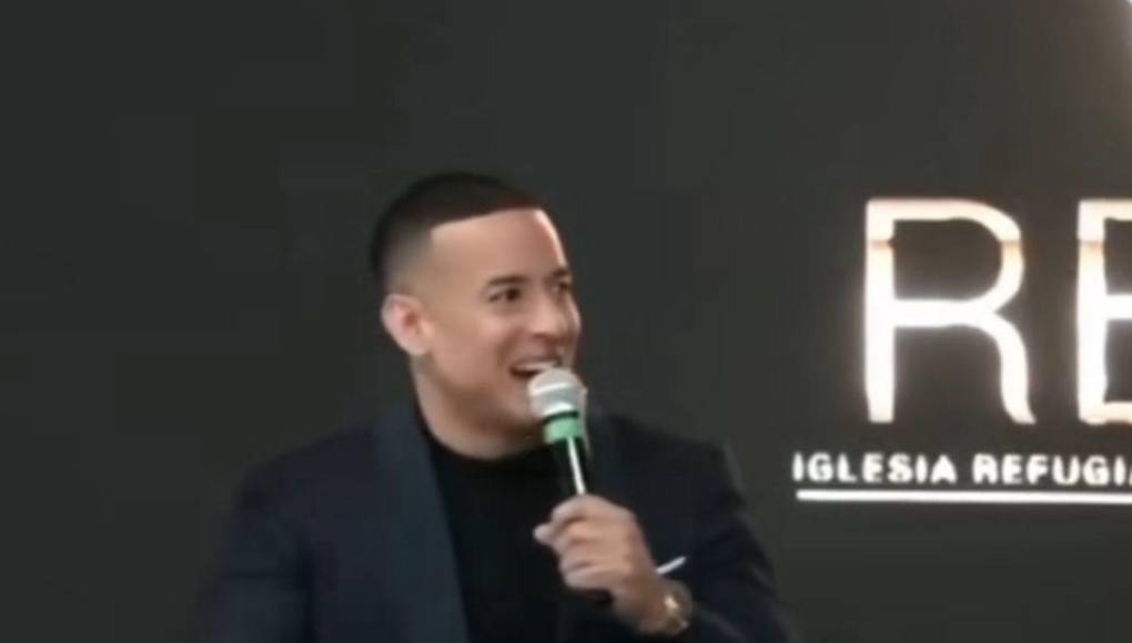 ”No saben lo gozoso que yo estoy, reciban un saludo de mis pastora, María allá en Trujillo, Puerto Rico”, inició Daddy Yankee.